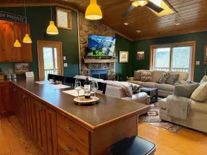 Spacious Mountainside Retreat in Lost River - Image 2