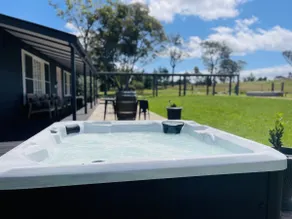 Serene bush cottage with an outdoor spa - Image 2