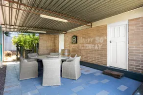 Hamptons Bungalow - Walk to Semaphore South Beach - Image 5
