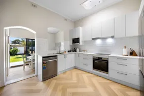 Hamptons Bungalow - Walk to Semaphore South Beach - Image 3