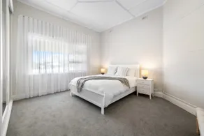 Hamptons Bungalow - Walk to Semaphore South Beach - Image 4
