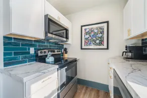 Spacious 3BR haven w/ fireplace & BBQ - Image 2