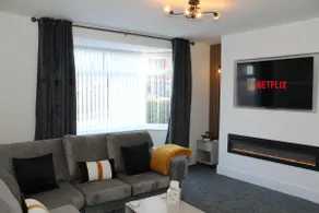 Cosy 2-Bed | Walk to St Helens Centre | Free WiFi - Image 2