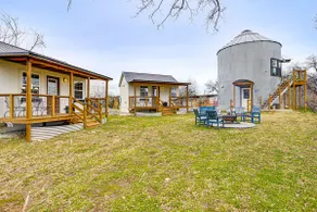 Farmstay at Tin De Blue Grainbury Silo and Cabins - Image 2