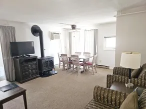Condo situé au centre avec 2 ponts et piscine partagée / bain à remous - à pied de tout! - Image 3