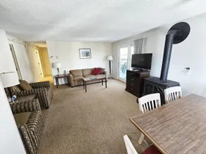 Condo situé au centre avec 2 ponts et piscine partagée / bain à remous - à pied de tout! - Image 2