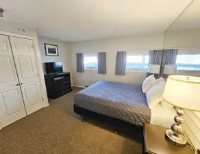 Condo situé au centre avec 2 ponts et piscine partagée / bain à remous - à pied de tout! - Image 4