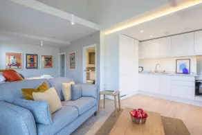 Luxury Central Apt Riverside Views and Parking - Image 4