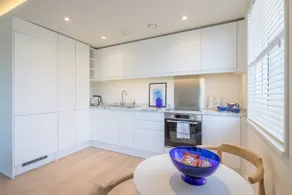 Luxury Central Apt Riverside Views and Parking - Image 3