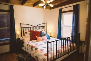 Bohemian Spacious Apt, walk to concerts - Image 2