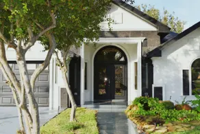 Luxury home with Pool, Electric Vehicle charger in - Image 2