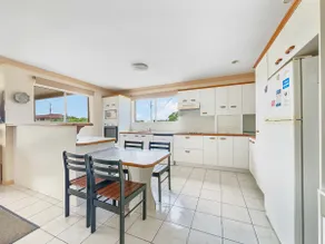 Coastal Comforts with Pumicestone Passage Views - Image 4