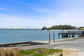Coastal Comforts with Pumicestone Passage Views - Image 2