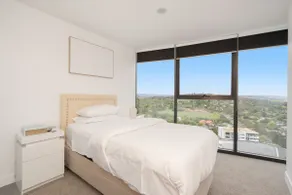 Modern 2-Bed Apartment with Premium Amenities - Image 2