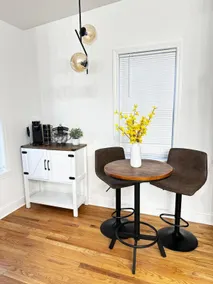 Mid-Century Comfort & Style - Image 3