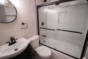ML245 Familjevänligt! -SLEEPS 10- 3BR / 3BA Wi-Fi Village PARKERING! - Image 4