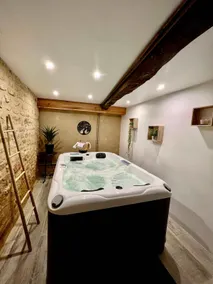 Charming house for 14, pool and indoor hottub - Image 2