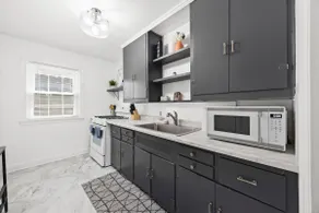 Spacious king suite close to Churchill Downs! - Image 4