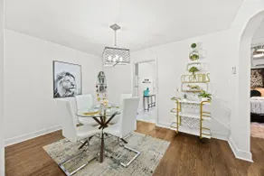 Spacious king suite close to Churchill Downs! - Image 2