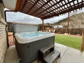 Private Hot Tub! Less than 30 minutes to Zion and - Image 4