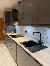 267 Stylish 2 Bed Apartment City Centre Free Parking - Image 2