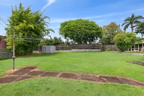 Spacious 3-Bed Home in Morningside with Backyard - Image 5