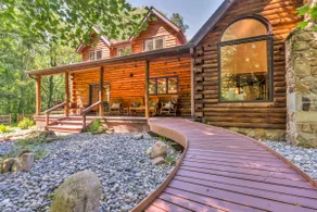 Winding Wood Cabin –Pond, Hot Tub, Theatre & Games - Image 5
