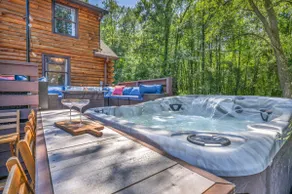 Winding Wood Cabin –Pond, Hot Tub, Theatre & Games - Image 3