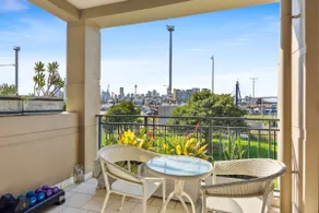 Elegant Stay in Balmain with Pool Access - Image 2