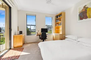 Elegant Stay in Balmain with Pool Access - Image 4