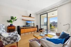Elegant Stay in Balmain with Pool Access - Image 3
