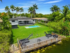 Luxury Miami Waterfront Retreat with Private Dock - Image 3