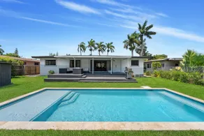 Luxury Miami Waterfront Retreat with Private Dock - Image 2