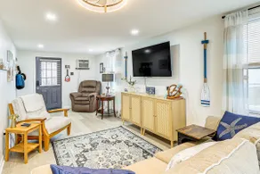 Walk to Beaches & Marina: Fortescue Hideaway - Image 4
