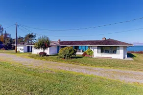 4BR Home with bay and mountain views, beach access - Image 2