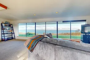 4BR Home with bay and mountain views, beach access - Image 5