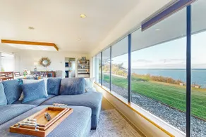 4BR Home with bay and mountain views, beach access - Image 3
