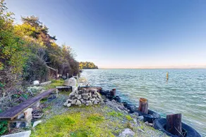 4BR Home with bay and mountain views, beach access - Image 4