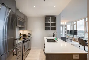 Penthouse with Stunning Views - Image 2