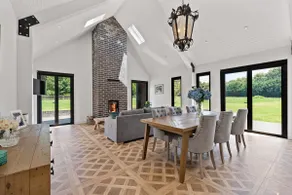 The Mist, Luxury Farm w Fireplace & Hot tub - Image 2