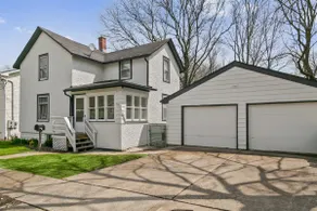 Fenced Yard w/ Deck in DT Libertyville near Base! - Image 5