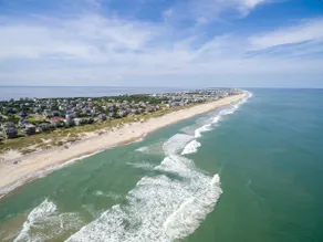 3-bedroom, 2-bathroom apartment. Walk to beach and access to REAL Watersports - Image 4