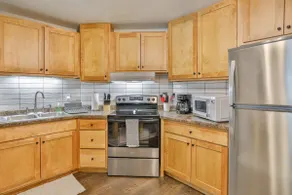 Jelinek Hideaway Unit 5 - Modern 2BR Apartment - Image 3