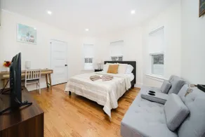 Bright & Modern Townhouse• Easy Train Access - Image 4