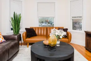 Bright & Modern Townhouse• Easy Train Access - Image 2