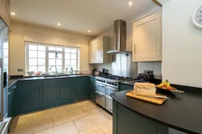 3 The Coastguards, Thorpeness - Only a stones throw from the Beach and very close to famous boating Meare, Country Club and Golf Club - Aldeburgh Coastal Cottages - Image 5