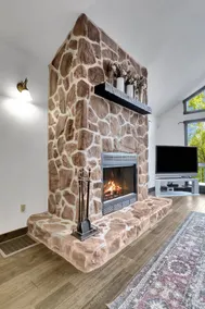 Mountain lodge w/hot tub & fireplaces - Image 5
