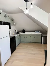 Downtown Renovated Apartment with Parking - Image 4