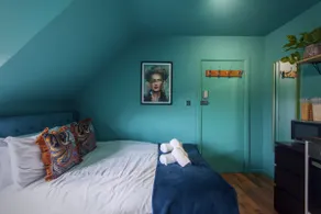 Stylish, Peaceful, Teal Coloured Studio in London - Image 3