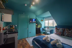 Stylish, Peaceful, Teal Coloured Studio in London - Image 4